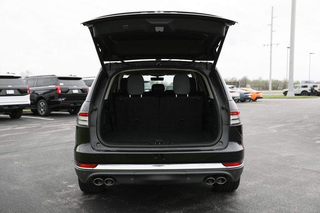 Used 2023 Lincoln Aviator Reserve w/ Equipment Group 201A image 9