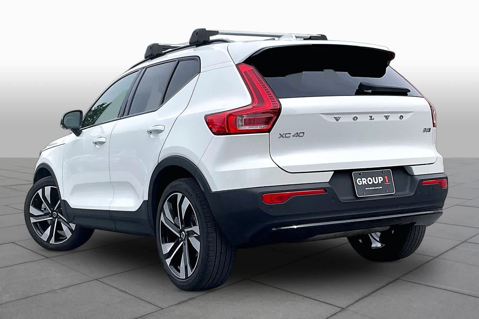 Used 2023 Volvo XC40 B5 Plus AWD/4WD image 11