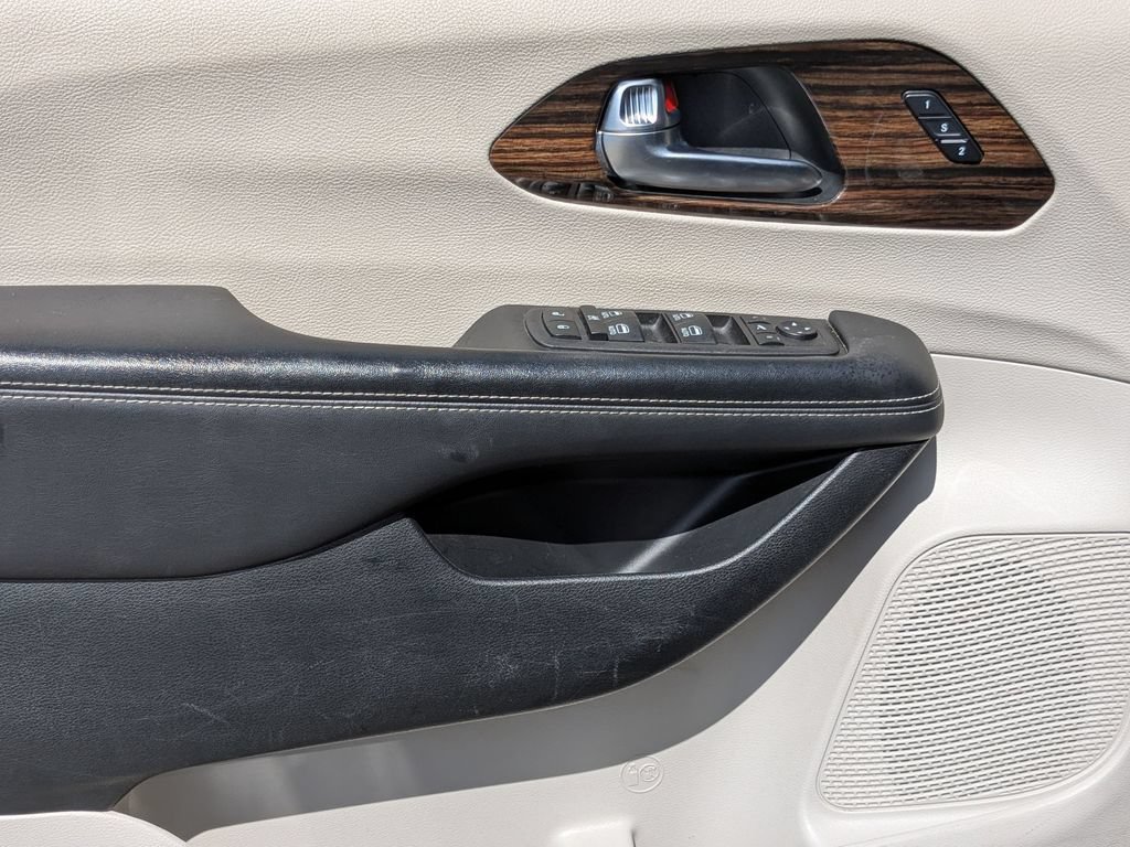 Used 2023 Chrysler Pacifica Limited FWD image 11