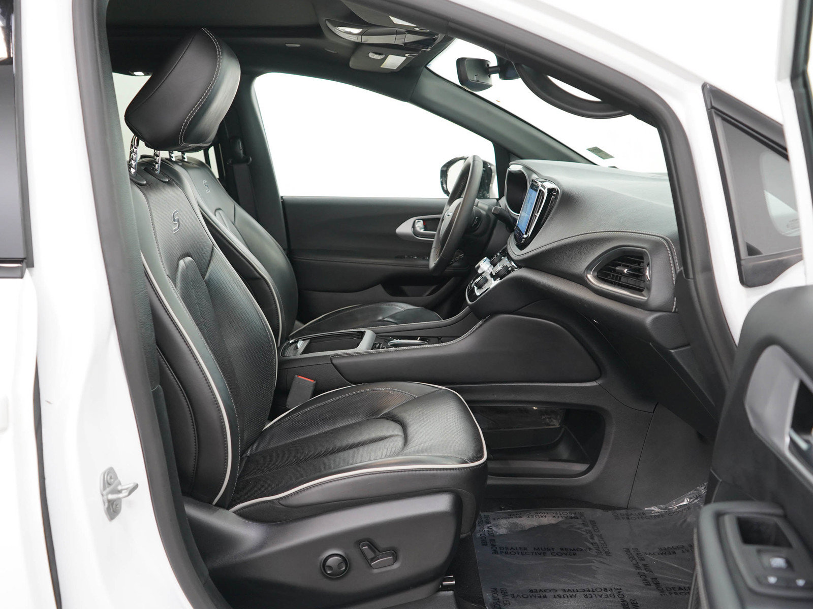 Used 2025 Chrysler Pacifica Limited FWD image 11