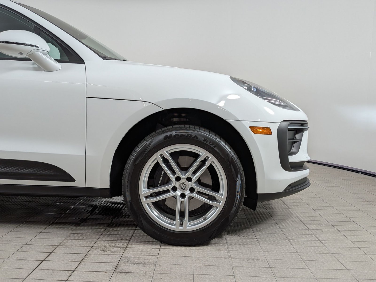 Used 2025 Porsche Macan Turbo AWD/4WD image 10