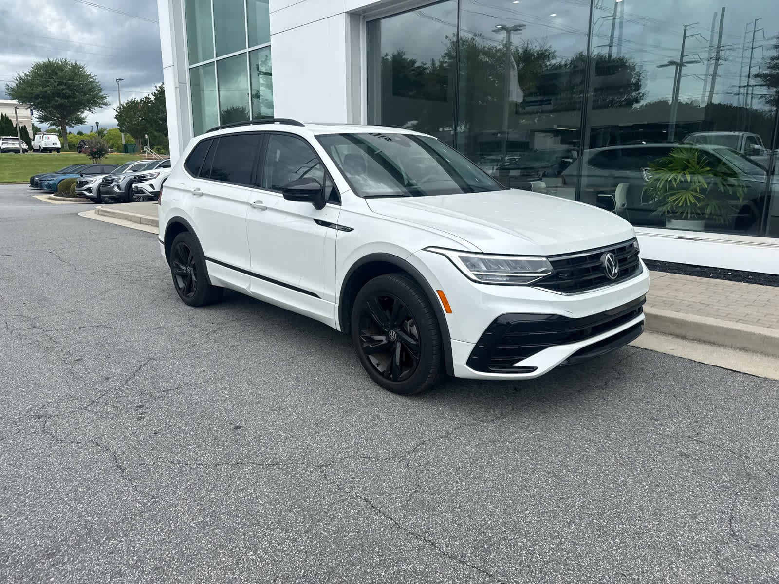 Certified 2023 Volkswagen Tiguan SE R-Line FWD image 2