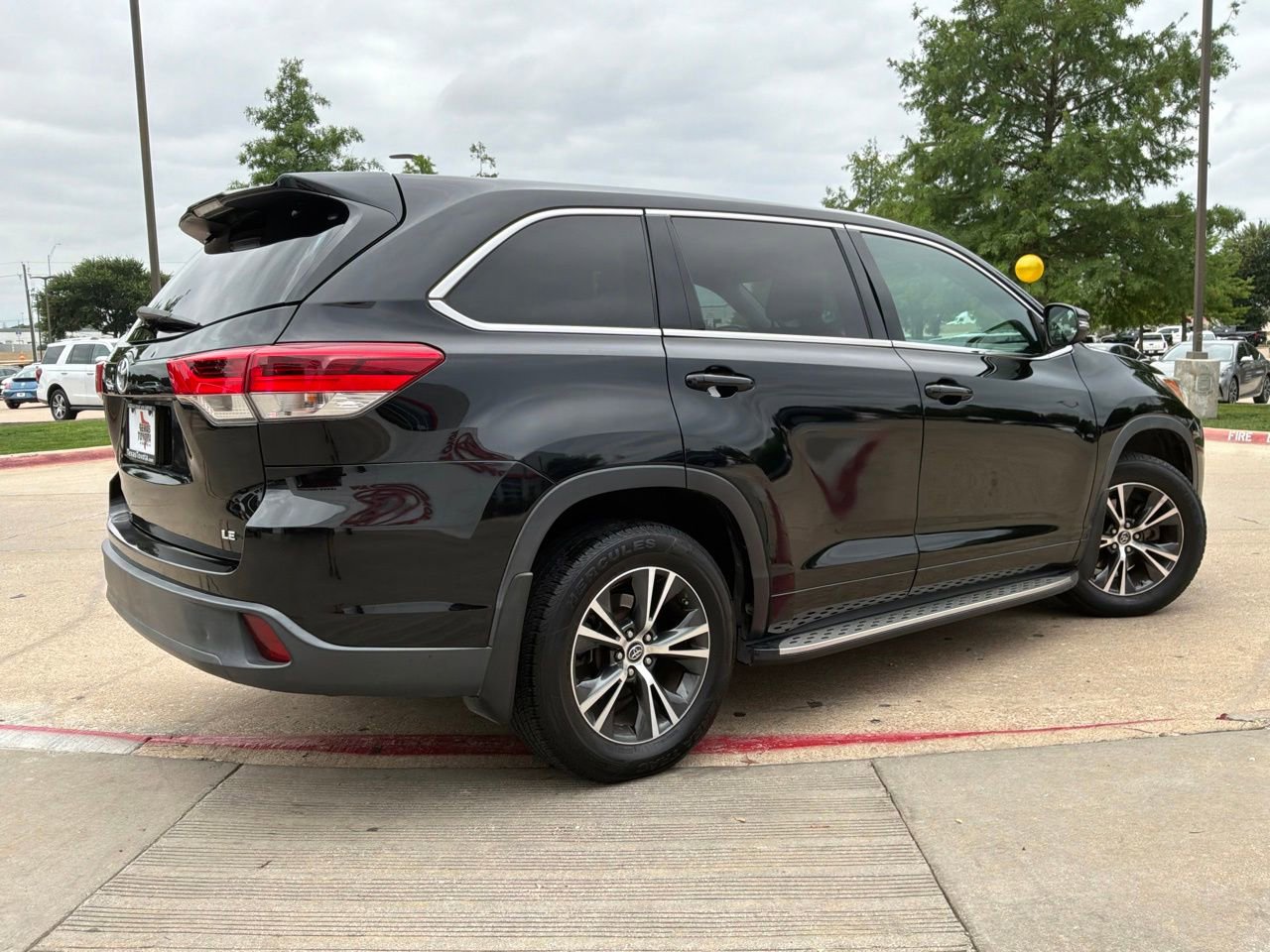 Used 2017 Toyota Highlander Plus FWD image 6