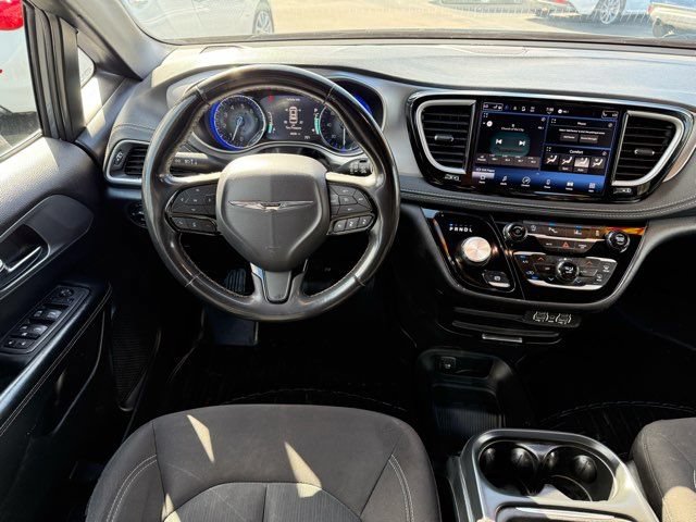 Used 2023 Chrysler Pacifica Touring FWD image 13