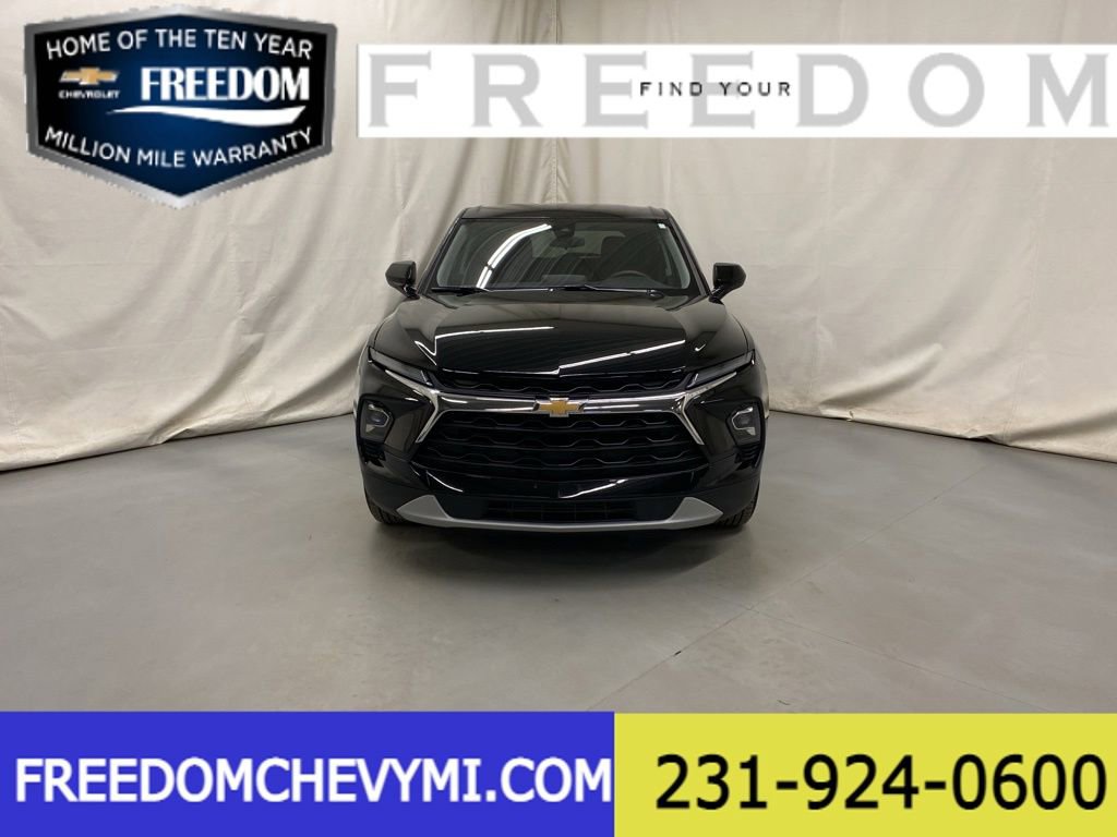 Used 2025 Chevrolet Blazer LT image 3