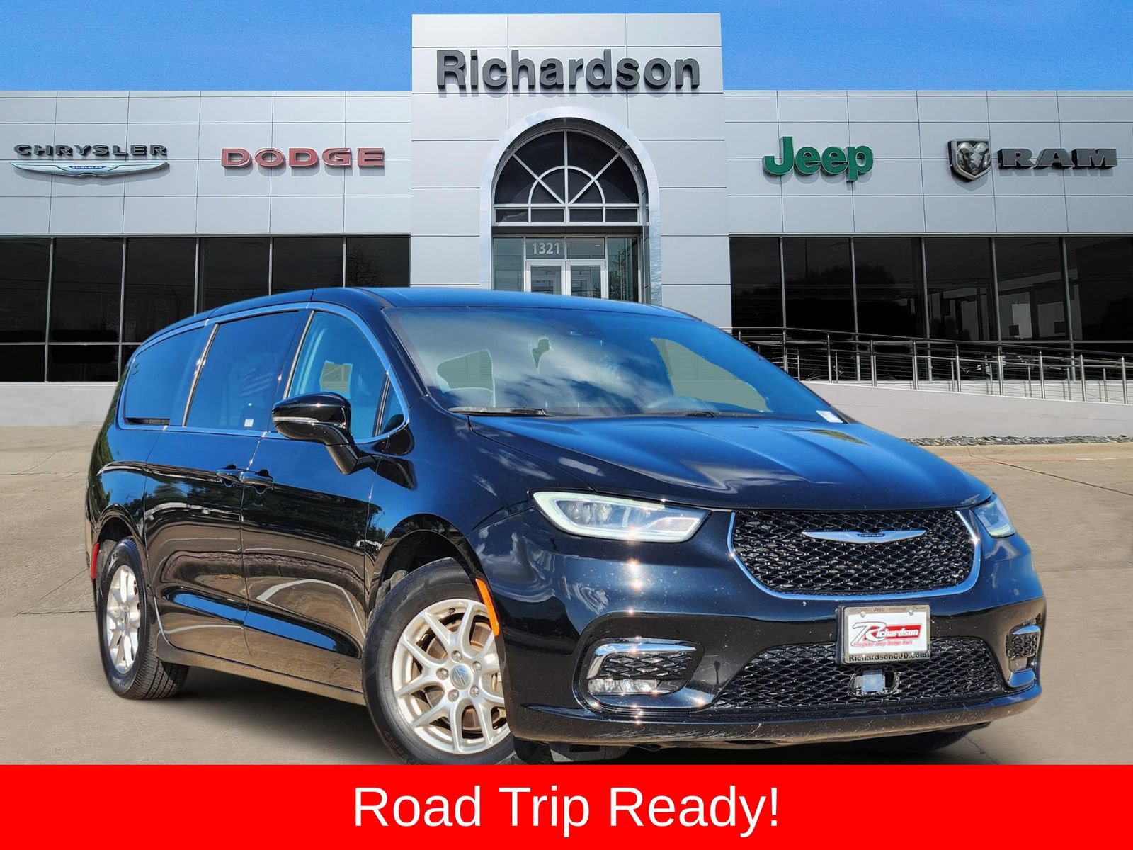 Used 2025 Chrysler Pacifica Select FWD image 1