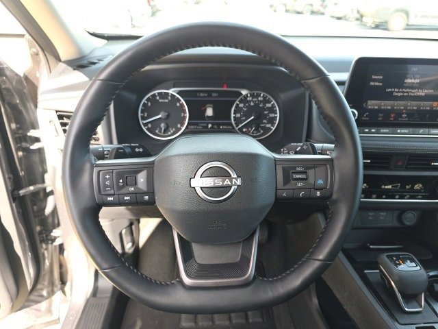 Used 2025 Nissan Rogue SV image 14