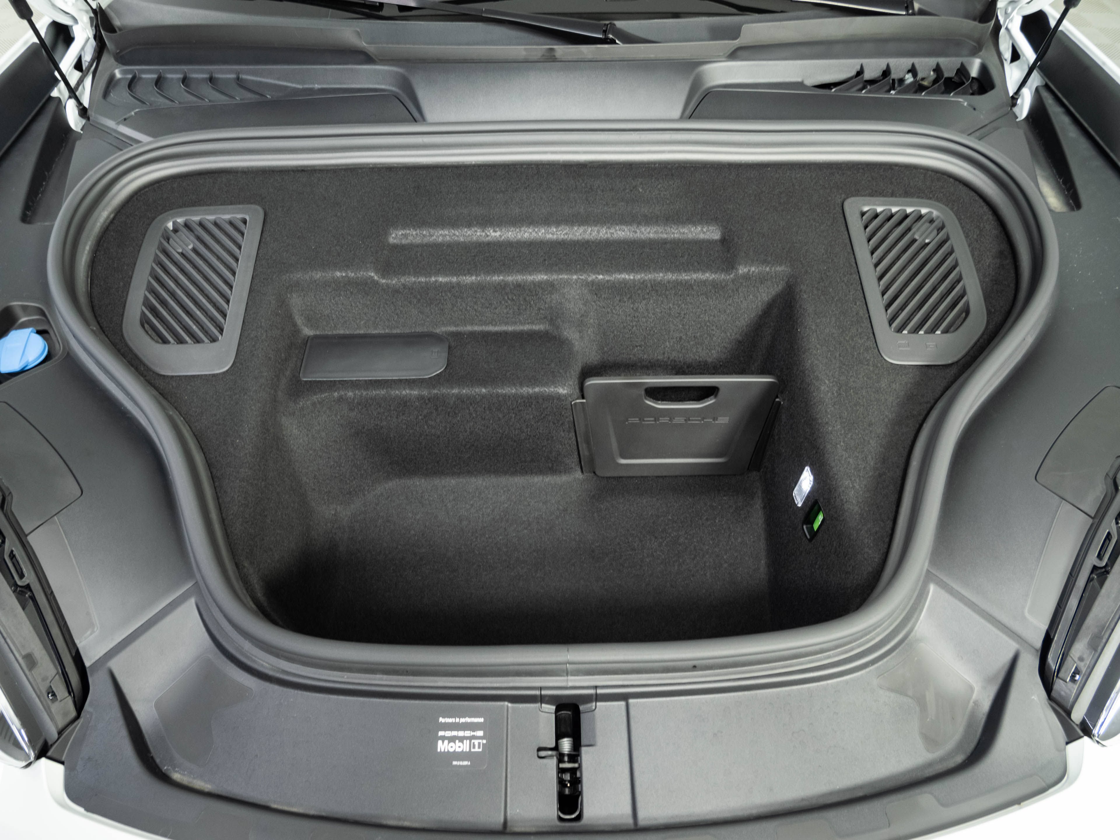 Used 2025 Porsche Macan Electric RWD image 35