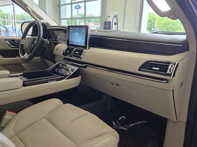 Used 2021 Lincoln Navigator Reserve w/ Luxury Package AWD/4WD image 4