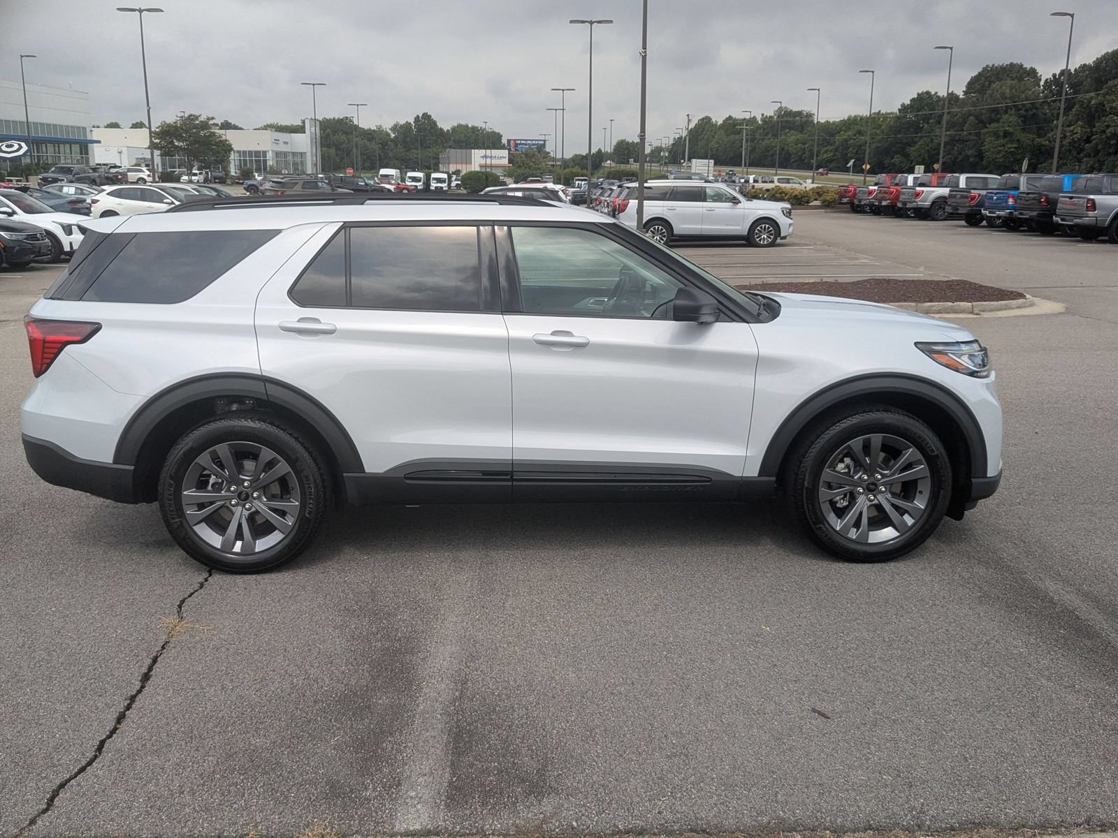 New 2026 Ford Explorer Active w/ Active Comfort Package AWD/4WD image 2