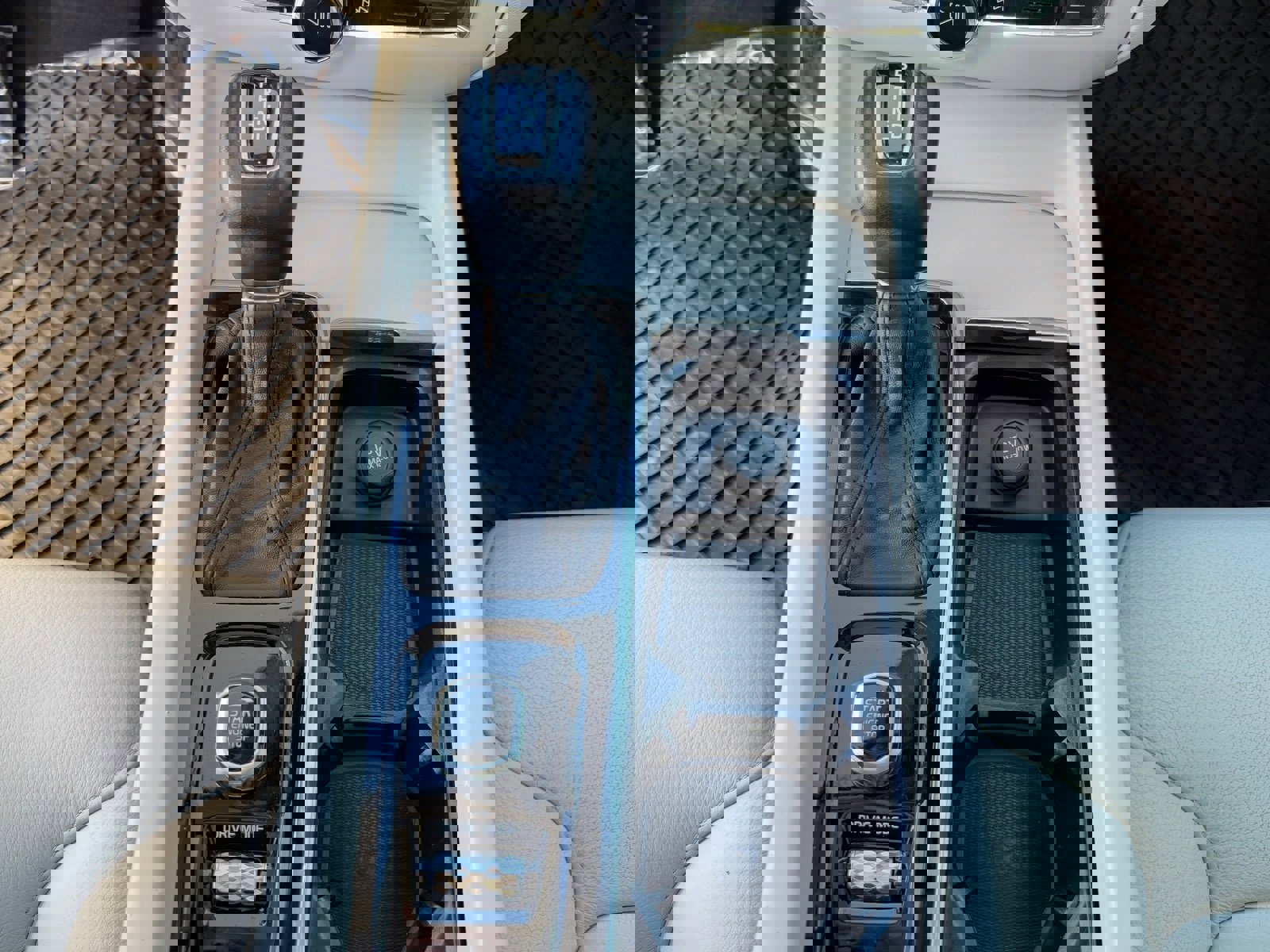 Used 2020 Volvo S60 T6 Momentum image 27