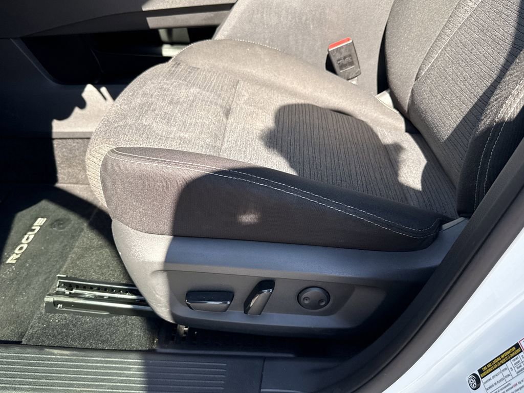 Used 2023 Nissan Rogue SV image 10