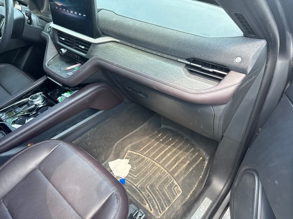 Certified 2025 Ford Explorer Platinum RWD image 30
