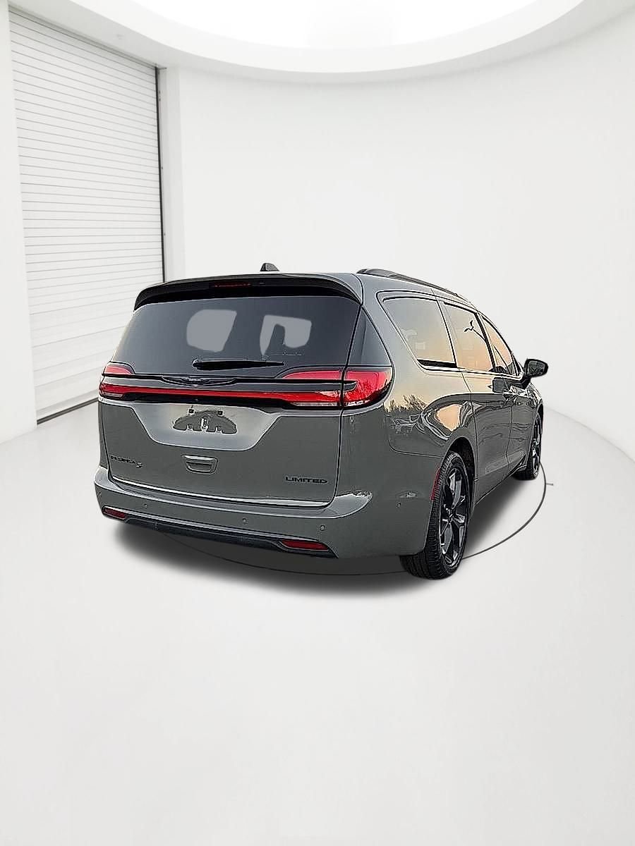 Used 2023 Chrysler Pacifica Limited w/ S Appearance Package image 5