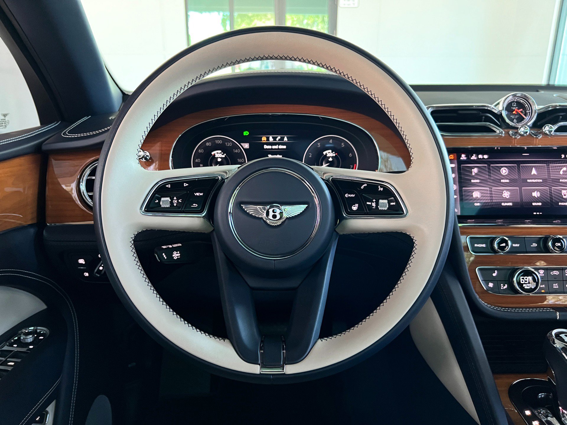 Used 2021 Bentley Bentayga image 24