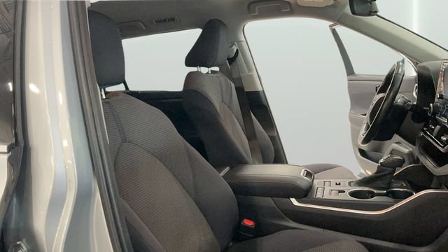 Used 2020 Toyota Highlander LE AWD/4WD image 11