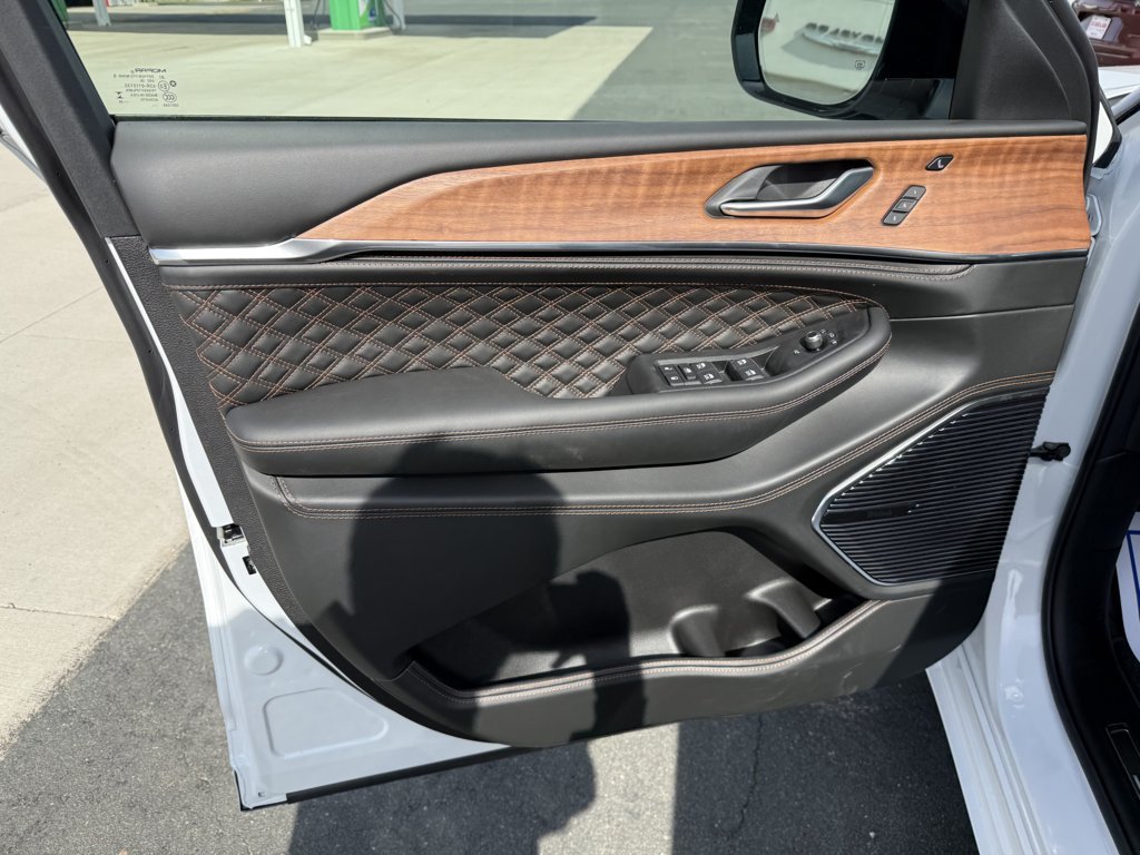 New 2026 Jeep Grand Cherokee Summit w/ Adv Protech Group IV AWD/4WD image 15