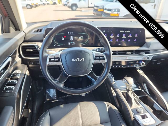 Used 2023 Kia Telluride EX w/ EX Captain's Chair Package image 17