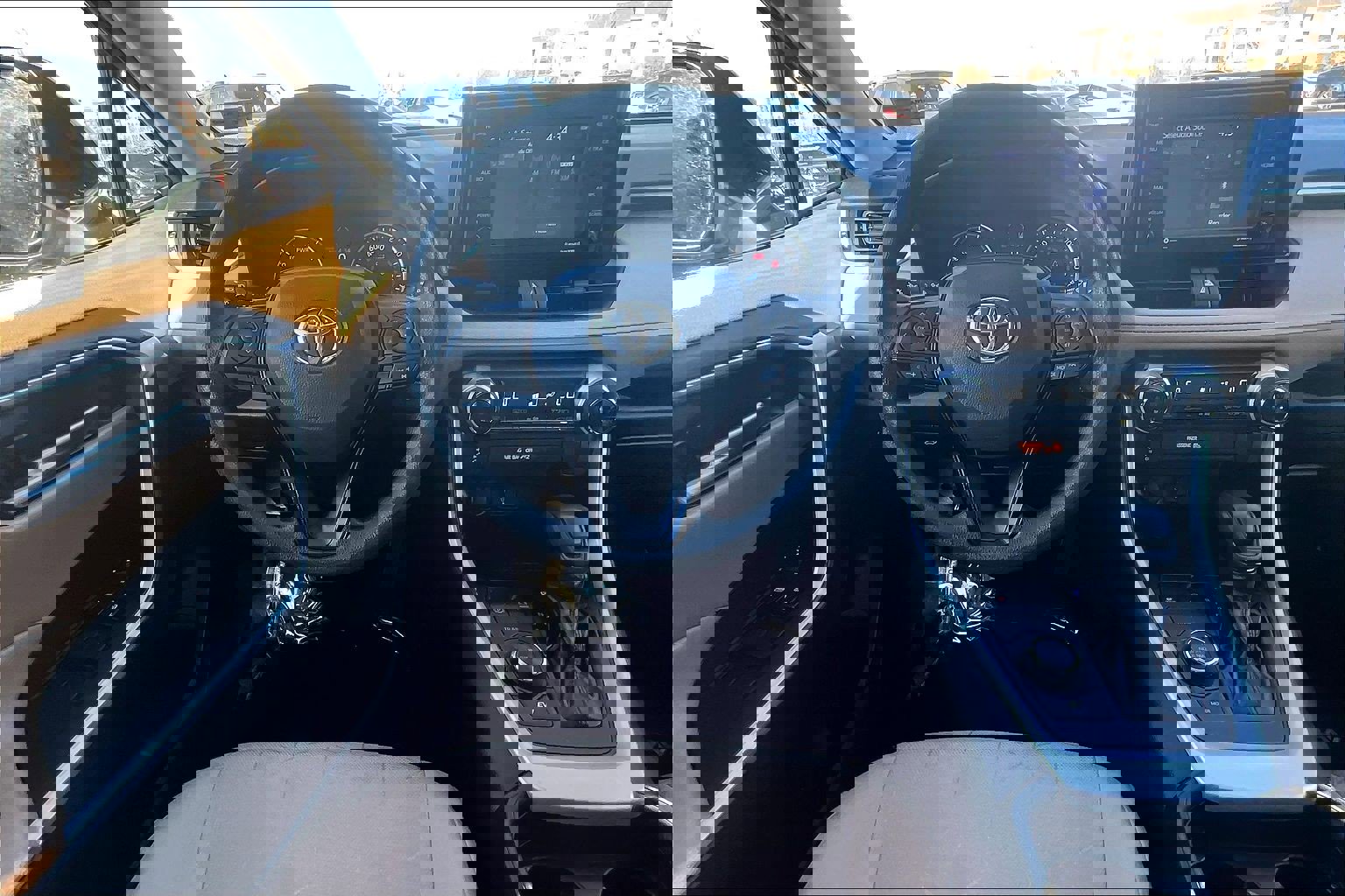 Used 2021 Toyota RAV4 XLE w/ Convenience Package image 5