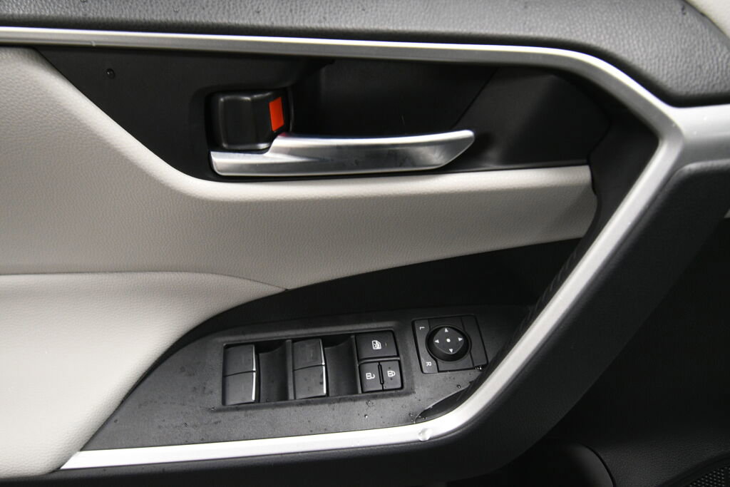Used 2025 Toyota RAV4 XLE w/ Convenience Package image 11