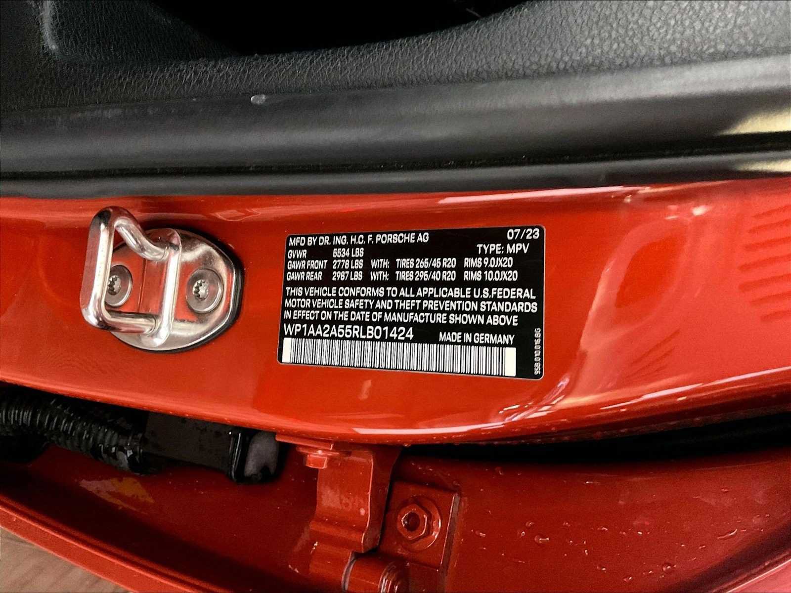 Certified 2024 Porsche Macan AWD/4WD image 36