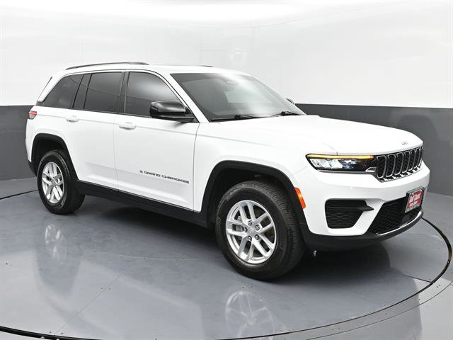 Used 2025 Jeep Grand Cherokee Laredo X image 2