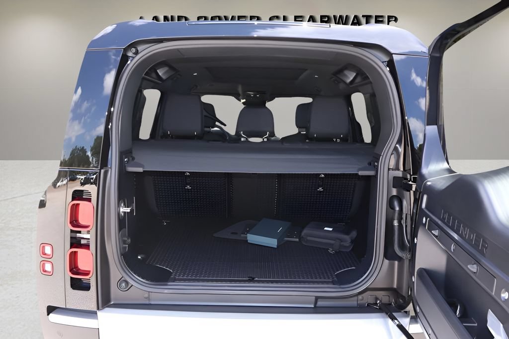 Used 2025 Land Rover Defender 110 S AWD/4WD image 28