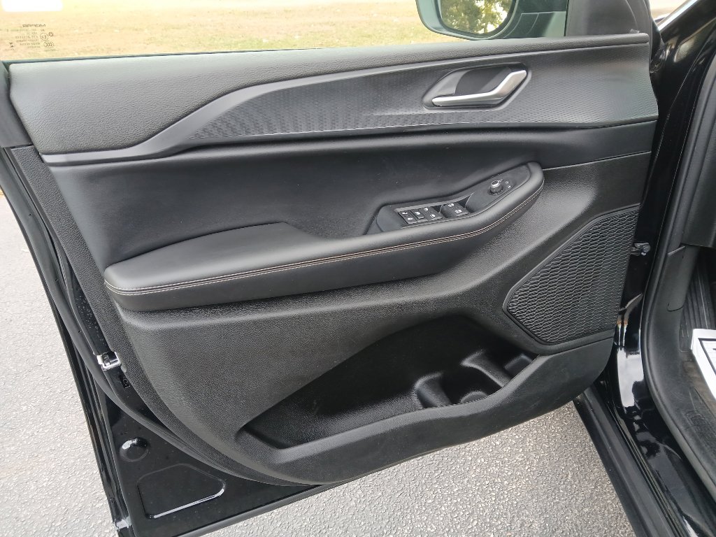 Certified 2023 Jeep Grand Cherokee Laredo X image 23