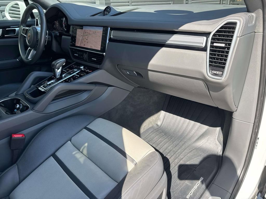 Certified 2022 Porsche Cayenne Platinum Edition image 18