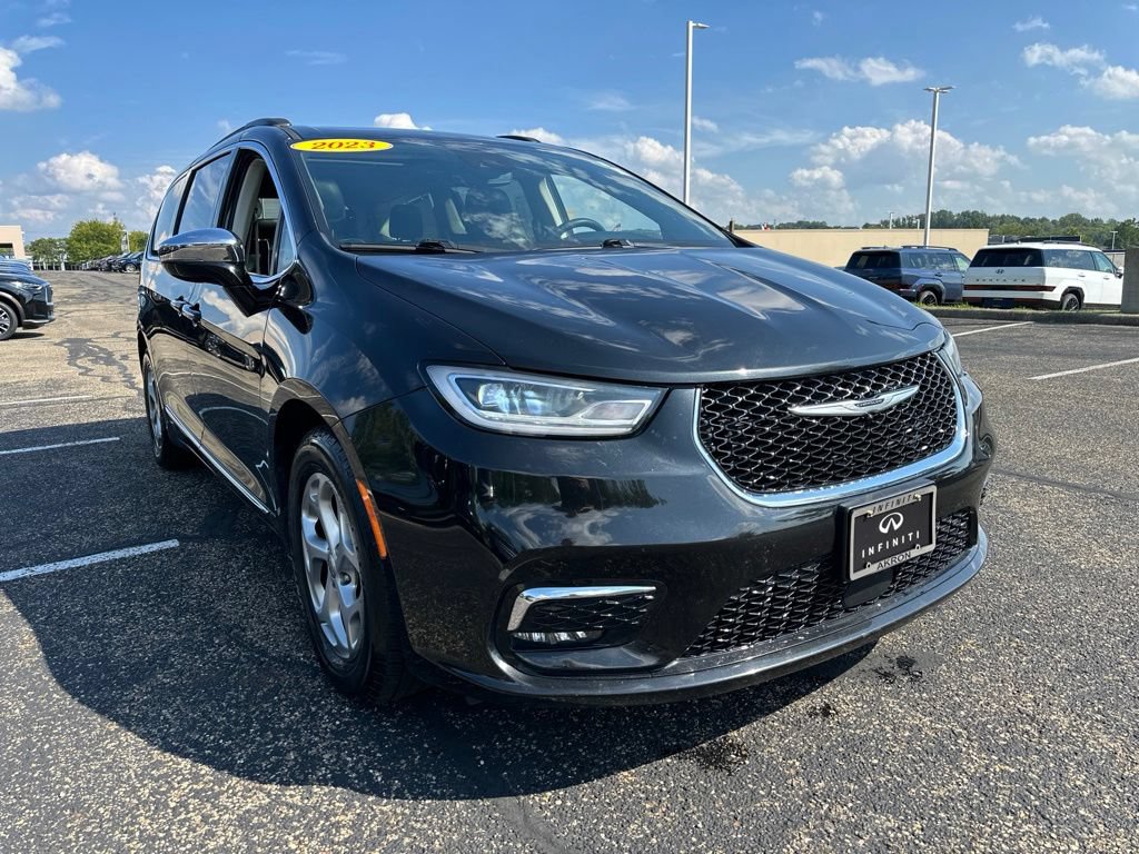 Used 2023 Chrysler Pacifica Limited FWD image 18
