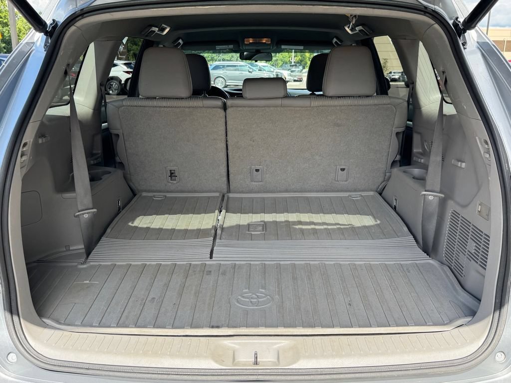 Used 2014 Toyota Highlander Plus w/ Preferred Accessory Package AWD/4WD image 16