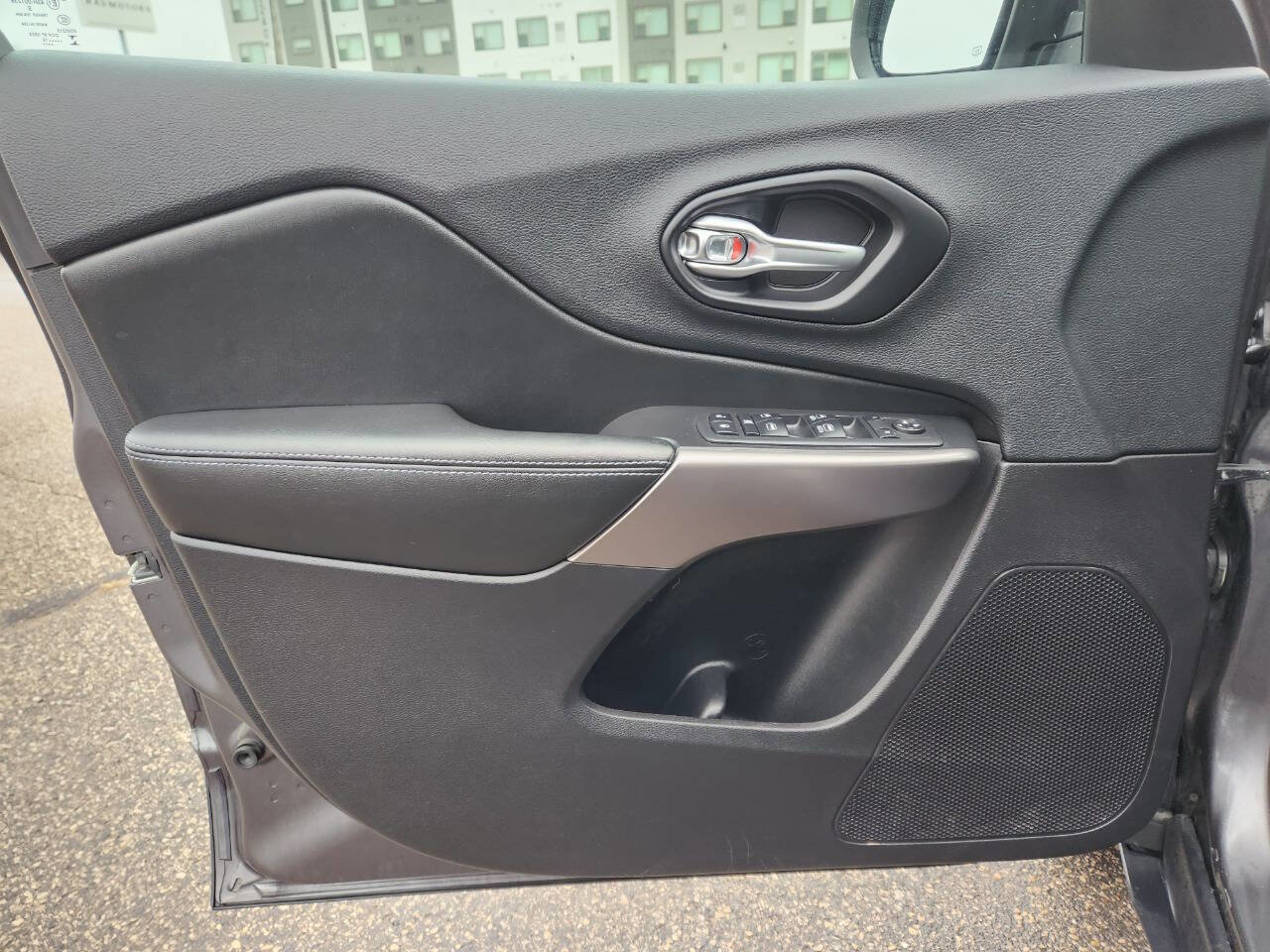 Used 2019 Jeep Cherokee Latitude Plus image 19