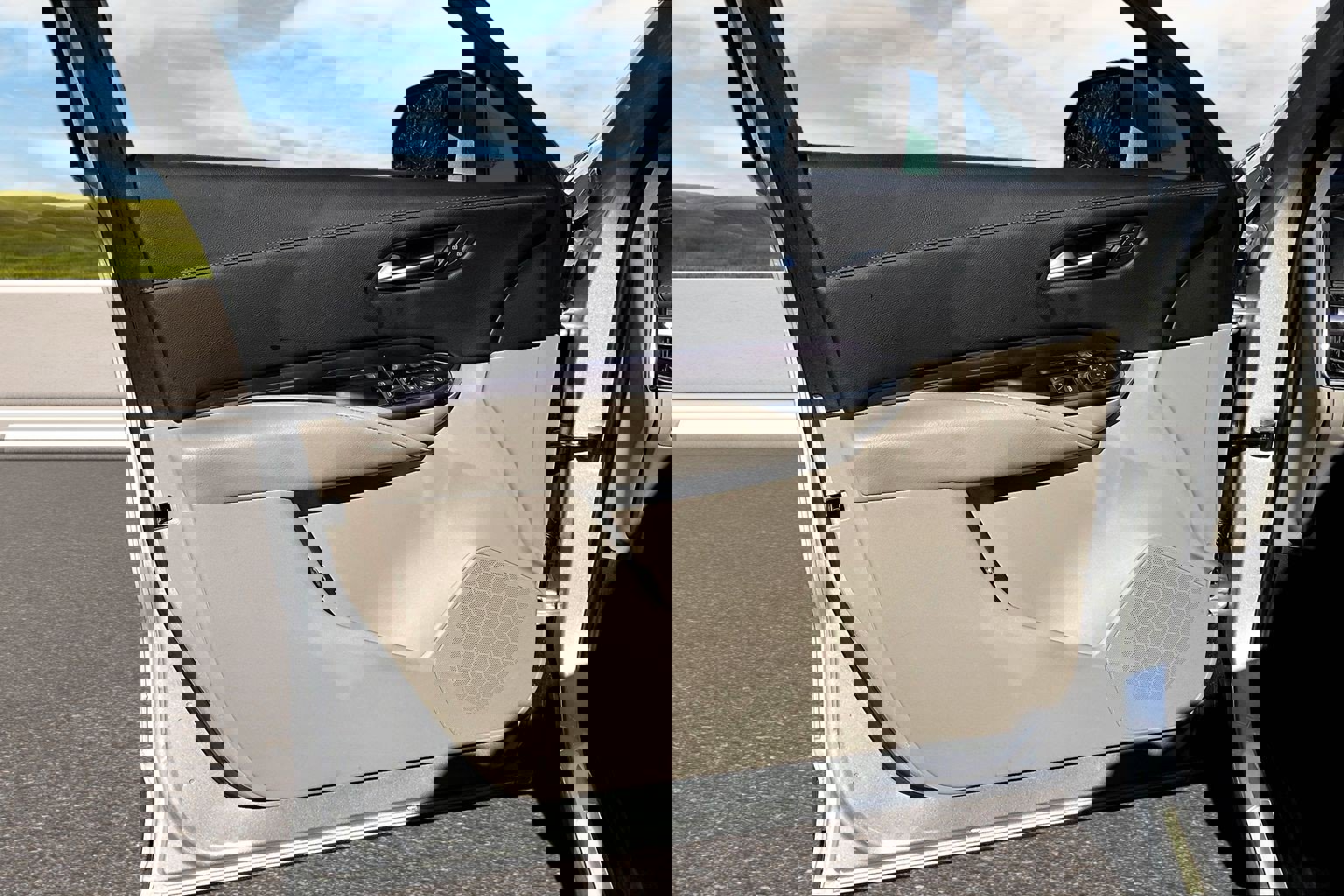 Used 2022 Cadillac XT4 Luxury w/ Cold Weather Package image 12