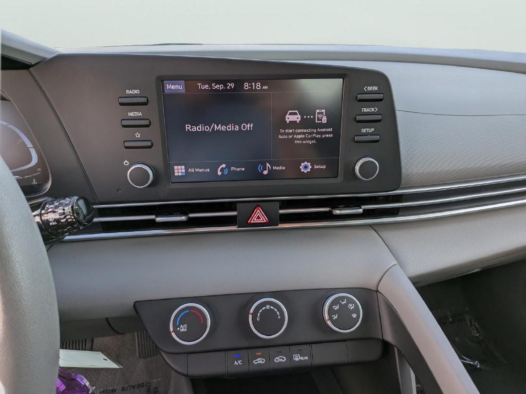 Used 2024 Hyundai Elantra SE FWD image 17