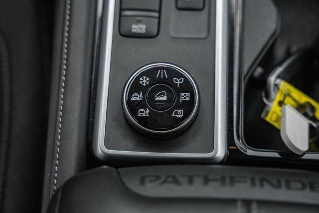 Used 2024 Nissan Pathfinder SV image 25