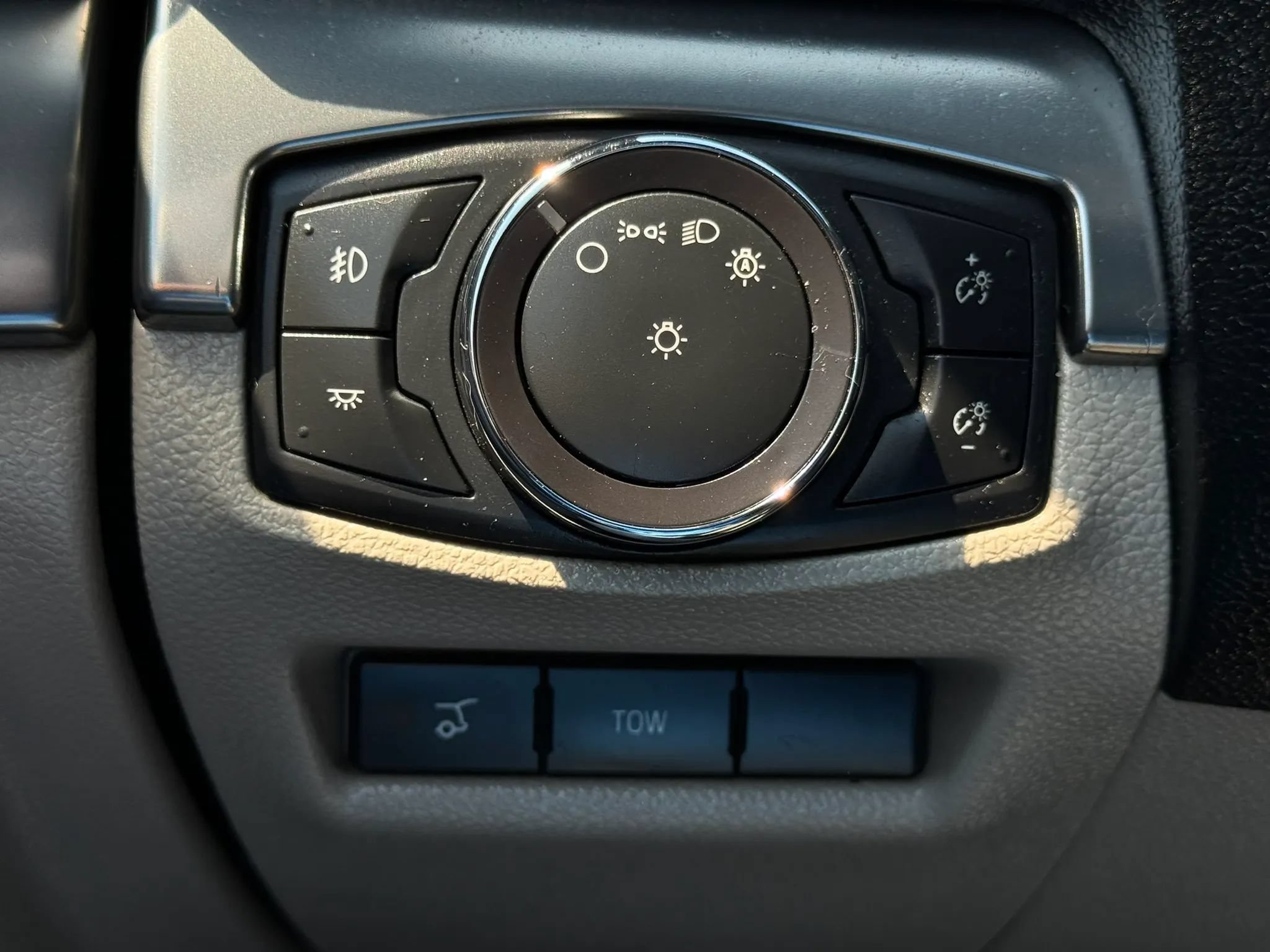 Used 2018 Ford Explorer XLT w/ Equipment Group 202A FWD image 33