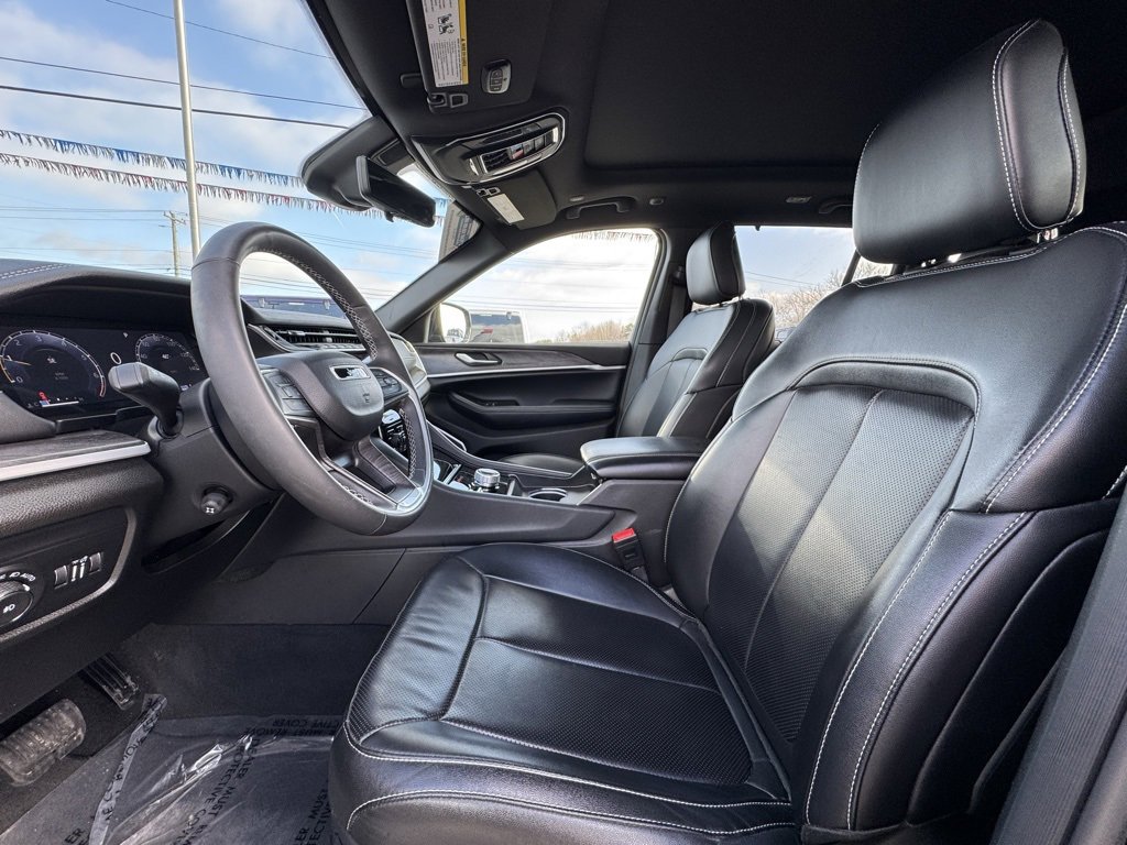 Used 2024 Jeep Grand Cherokee Limited w/ Luxury Tech Group II image 18