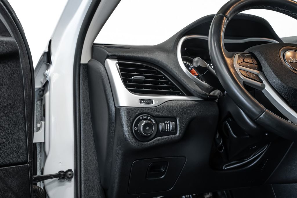 Used 2018 Jeep Cherokee Latitude Plus image 13