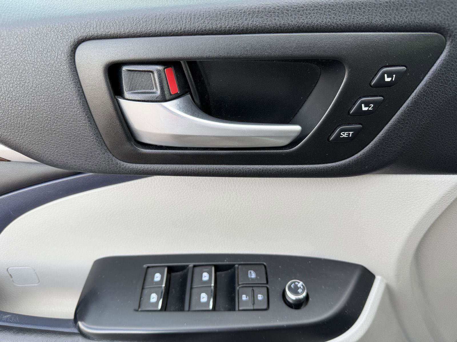 Used 2016 Toyota Highlander Limited Platinum image 16