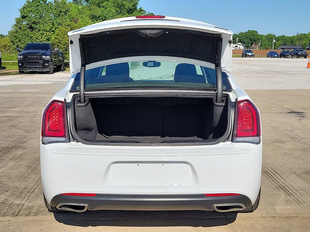 Used 2023 Chrysler 300 Touring w/ Sport Appearance Package image 8