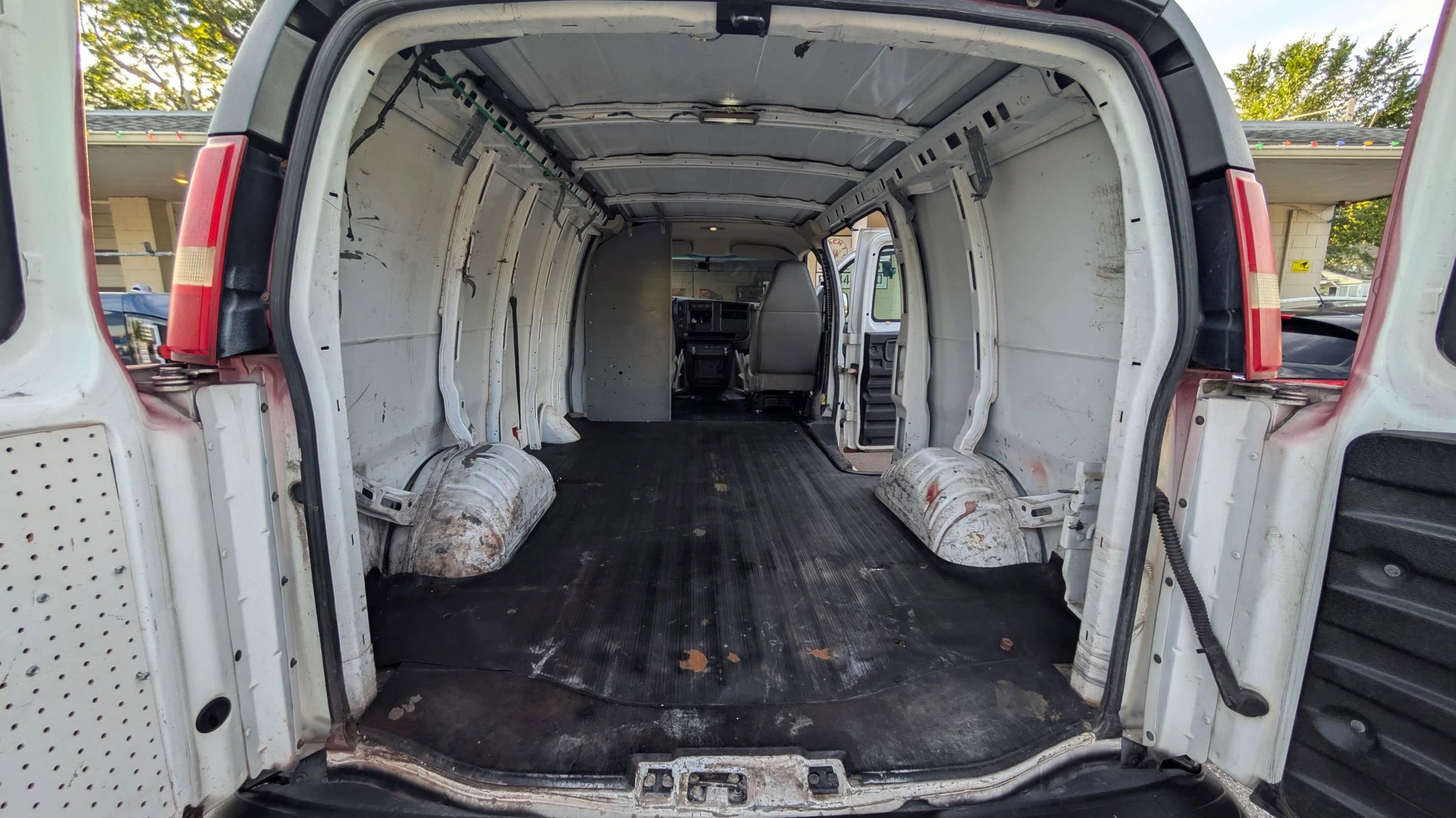 Used 2005 Chevrolet Express 3500 image 12