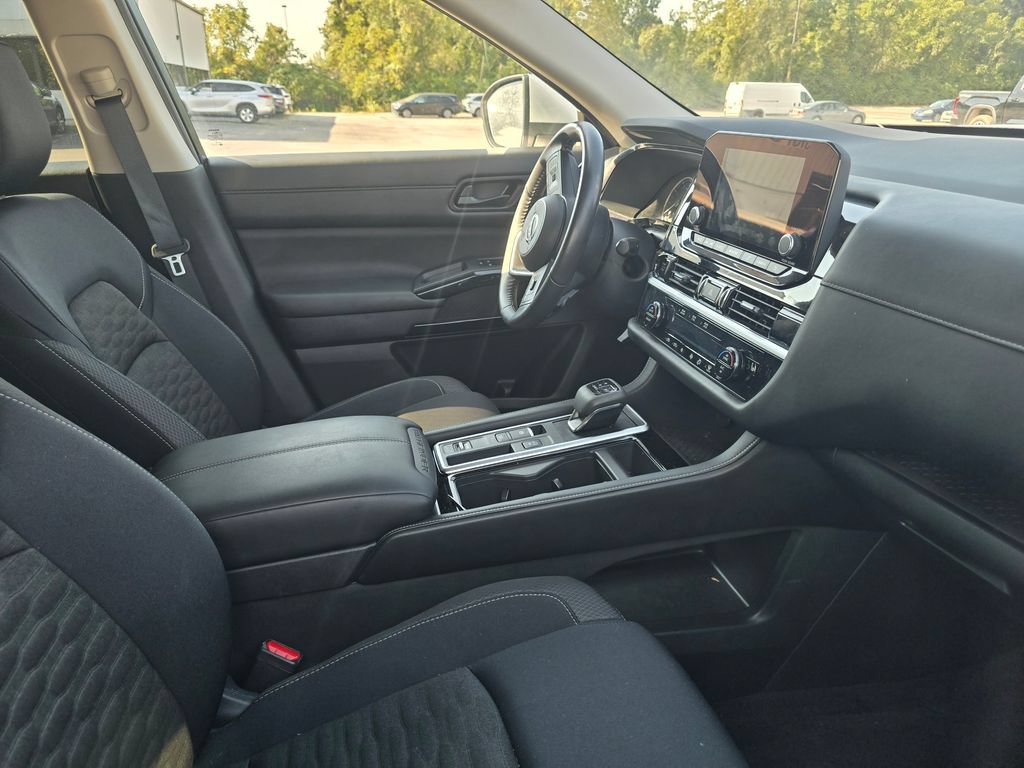 Used 2025 Nissan Pathfinder SV FWD image 12