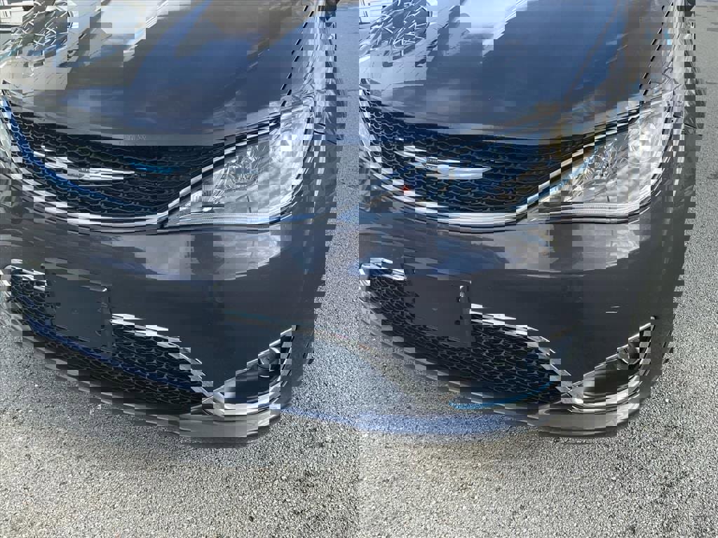 Used 2020 Chrysler Pacifica Touring w/ Cold Weather Group image 26