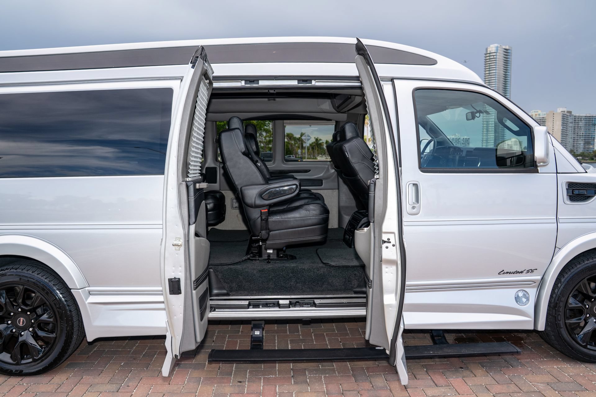 Used 2022 GMC Savana 2500 Extended RWD image 36