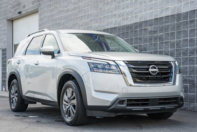 Used 2025 Nissan Pathfinder SV AWD/4WD image 2