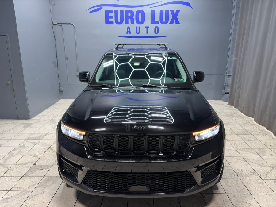 Used 2023 Jeep Grand Cherokee Limited w/ Black Appearance Package AWD/4WD image 4