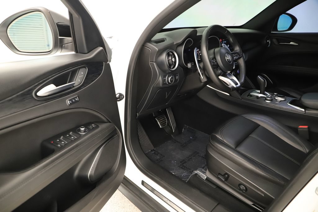 Used 2023 Alfa Romeo Stelvio Sprint RWD image 14
