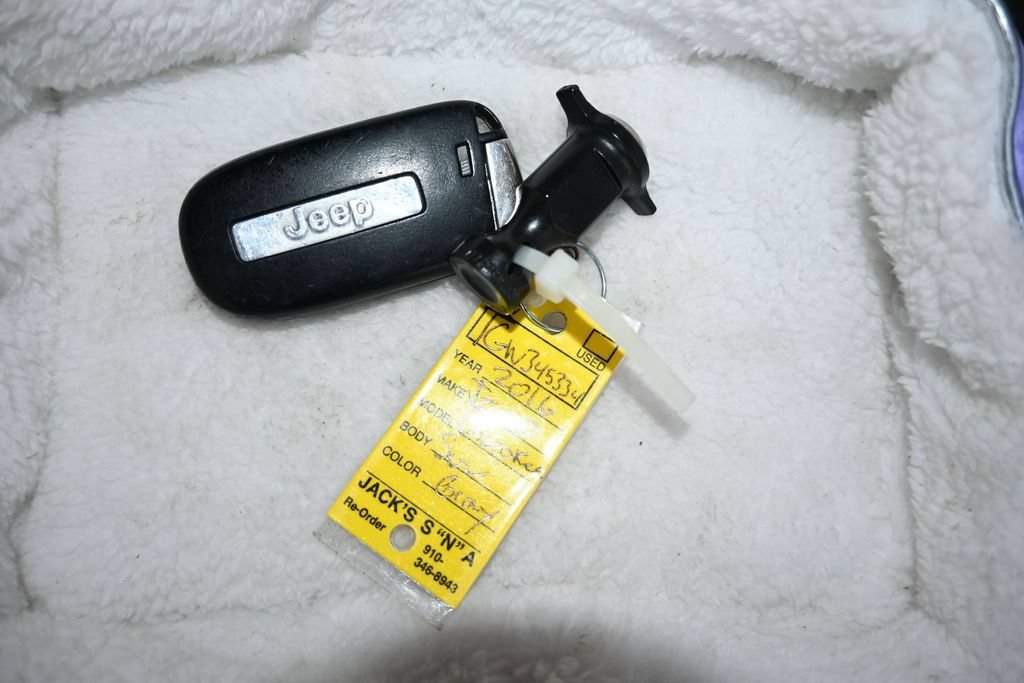 Used 2016 Jeep Cherokee Trailhawk w/ Comfort/Convenience Group AWD/4WD image 22