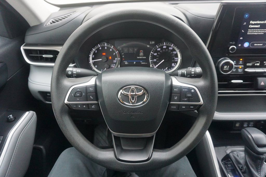 Used 2023 Toyota Highlander L image 3