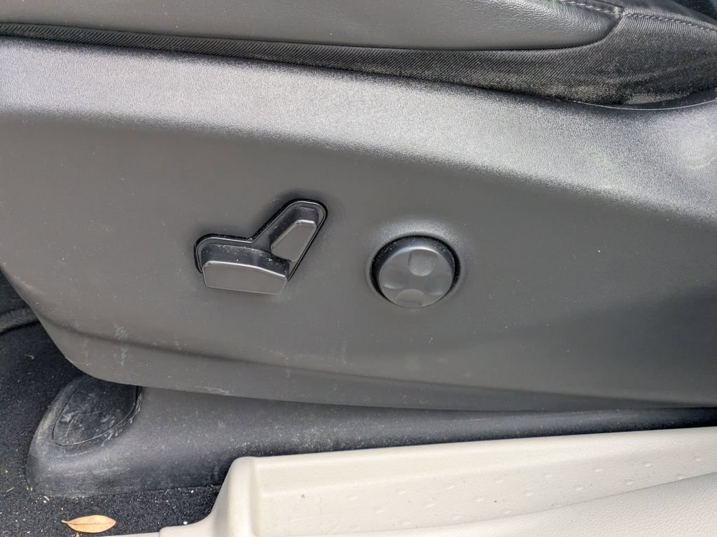 Used 2023 Chrysler Pacifica Touring-L FWD image 25